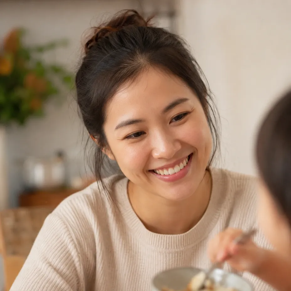 ภาพระยะใกล้ของคุณแม่ที่ยิ้มอย่างผ่อนคลาย